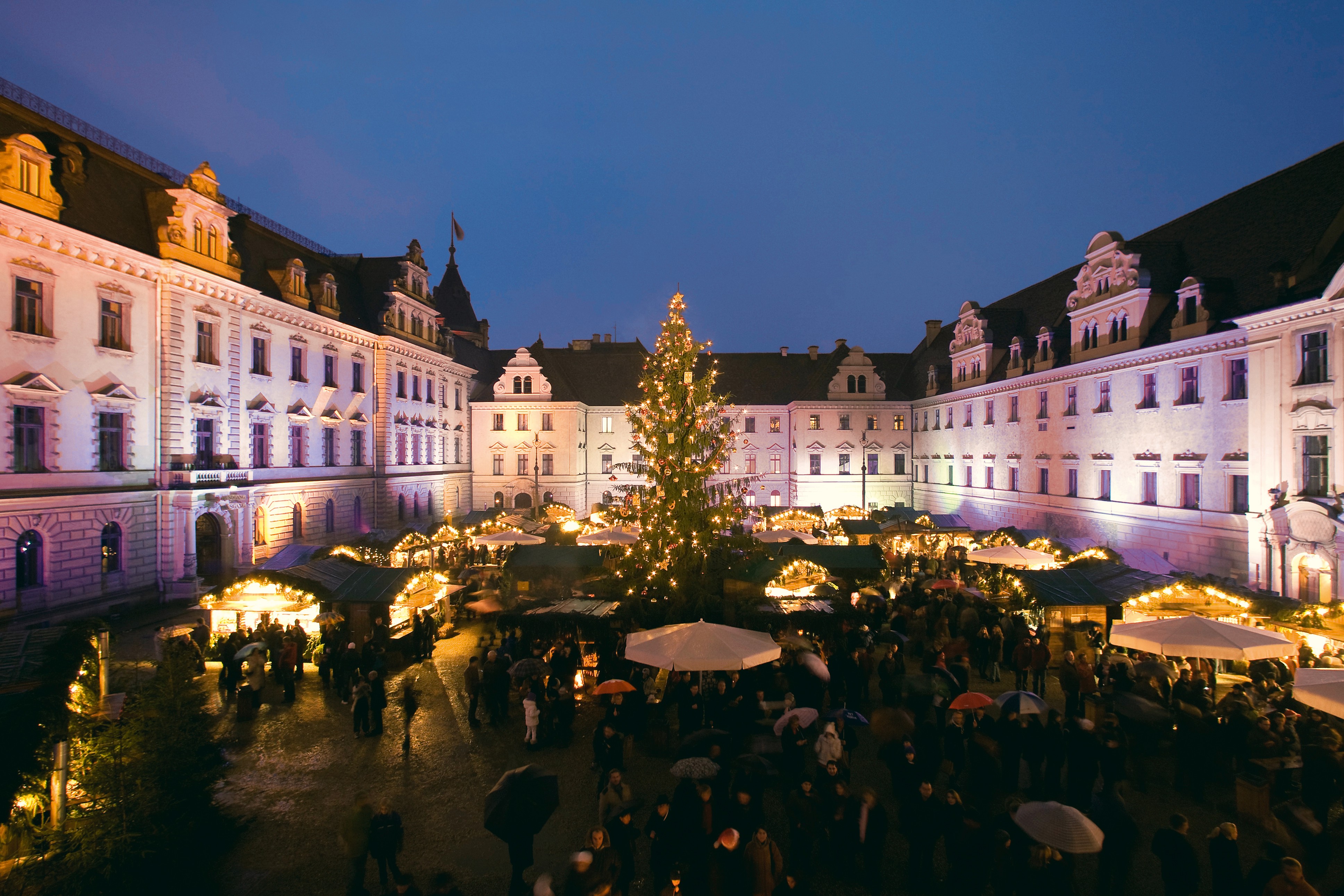 Lueftner_Cruises_Amadeus_Danube_Winter_Germany_Regensburg_Castle_Thurn_and_Taxis__c_Regensburg_Weihnachtsmarkt.jpg